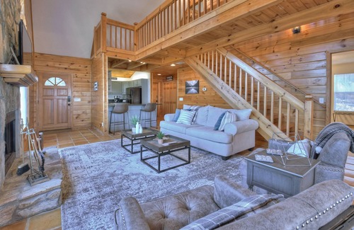Walnut Mountain Cabin | Mountain Retreat Adventure & Natural Beauty Await Close To DT Ellijay Hot Tub