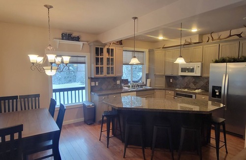Easton House | Mountain Retreat at Lake Kachess