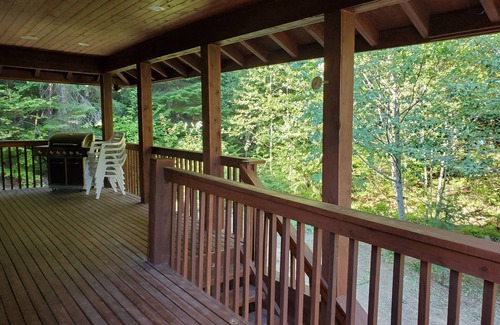 Easton House | Mountain Retreat at Lake Kachess