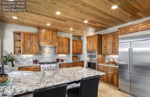 Bear Valley House | Mountain Retreat Awaits: Escape to Snowshoe Lodge in Bear Valley! 🌲✨