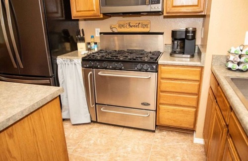 Ponderosa Trails House | Mountain Retreat! ~King Bed w/Memory Foam ~Fireplace ~Game Table