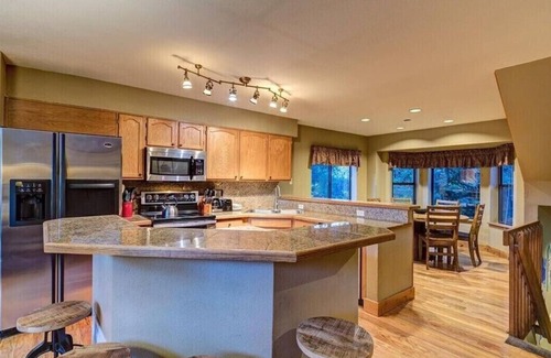 Warrior's Mark House | Mountain Retreat Townhome, Walking distance to lifts/town, Private hot tub