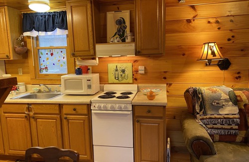 Bryson City Cabin | MOUNTAIN RIVER BREEZE