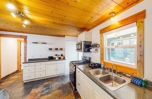 Kings Beach Ski Chalet | Mountain-side home base with fireplace, WiFi, full kitchen & patio with firepit