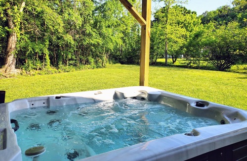 Pigeon Forge Ski Chalet | Mountain Stream -Riverside w/Hot Tub Walk to Pigeon Forge FREE Tickets!