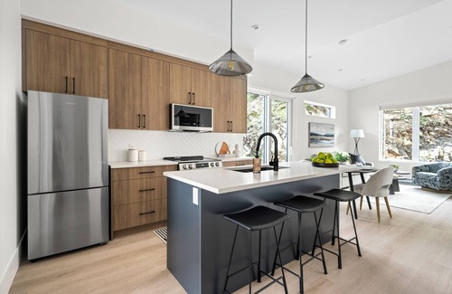 Regional District of Nanaimo House | Mountain Suite ⭐️ Ocean View Fire Pit ⭐️ Heated Bath Flr ⭐️ Near Nanaimo Ferry ⭐️ WD