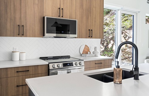 Regional District of Nanaimo House | Mountain Suite ⭐️ Ocean View Fire Pit ⭐️ Heated Bath Flr ⭐️ Near Nanaimo Ferry ⭐️ WD