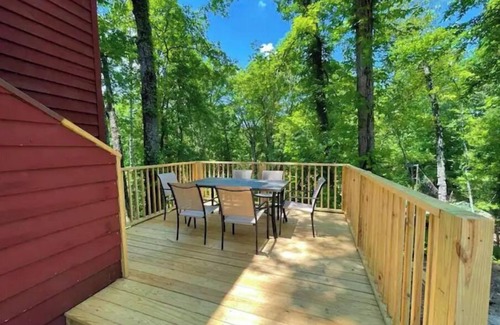 Bryson City Apartment | MOUNTAIN SUITE on the 2nd floor of a 2story Duplex