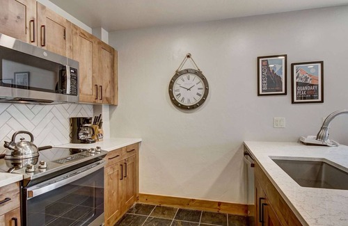 Breckenridge Condo | Mountain Thunder - Renovated Ski-in/Gondola-out, high-end, hot tub, pool, free p