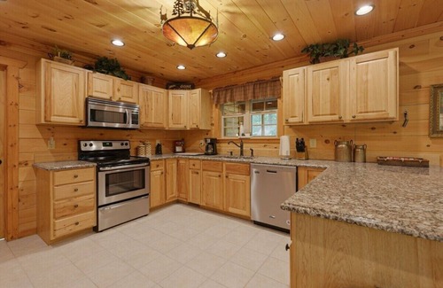 Sautee Nacoochee Cabin | "Mountain Time" luxurious cabin near Helen and Unicoi State Park- Sept 10% Off
