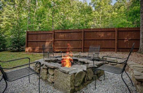 Sautee Nacoochee Cabin | "Mountain Time" luxurious cabin near Helen and Unicoi State Park- Sept 10% Off