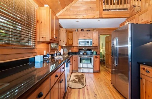 Walnut Mountain Cabin | Mountain top cabin with big views and a relaxing hot tub.