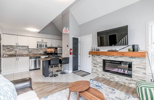 Craigleith Condo | Mountain View - Pool, 2 Private Patios, Shuttle