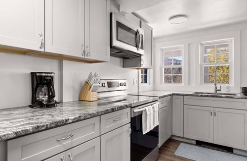 West Dover House | Mountain View 8-BR Lodge 2-Min to Mount Snow