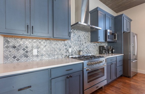 Alpine Northwest Condo | Mountain View Airpark Condo with Spacious Deck and Large Hangar near Jackson WY