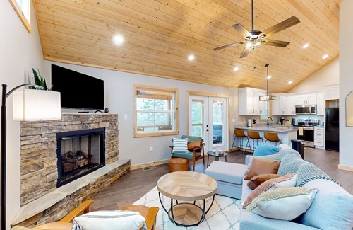Cherokee Cabin | Mountain-view cabin with a hot tub, gas fireplace, & washer/dryer - dog-friendly