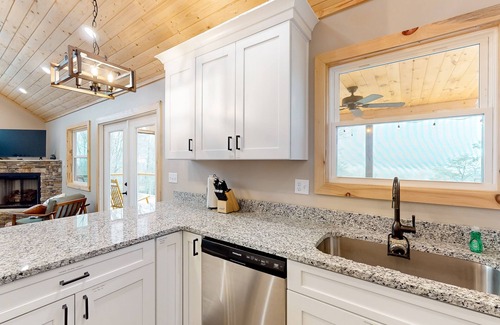 Cherokee Cabin | Mountain-view cabin with a hot tub, gas fireplace, & washer/dryer - dog-friendly