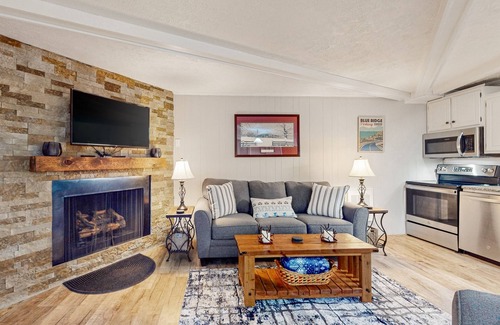 Sugar Mountain Condo | Mountain-view condo with large covered balcony, fireplace, & washer/dryer