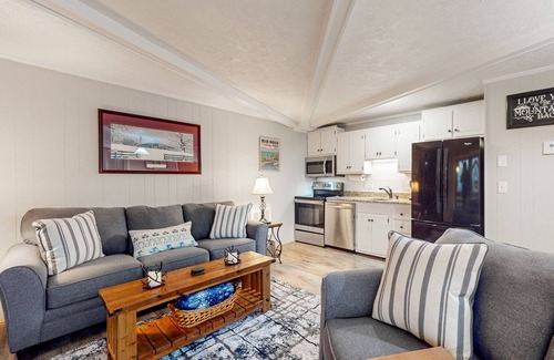 Sugar Mountain Condo | Mountain-view condo with large covered balcony, fireplace, & washer/dryer