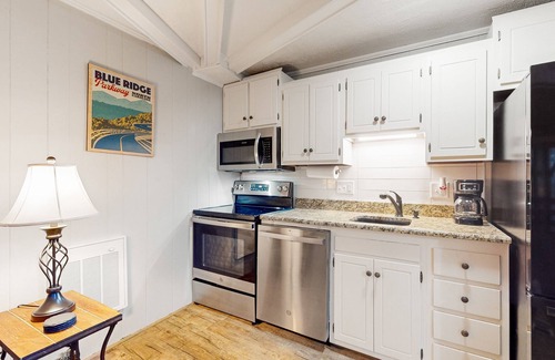 Sugar Mountain Condo | Mountain-view condo with large covered balcony, fireplace, & washer/dryer
