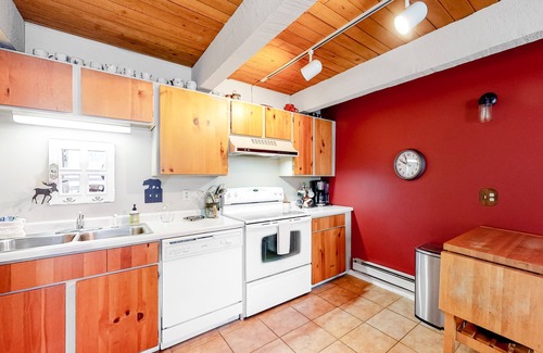 Big Sky Meadow Village Condo | Mountain-view condo with hot tub & pool access - walk to Town Center