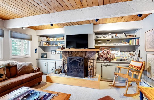 Big Sky Meadow Village Condo | Mountain-view condo with hot tub & pool access - walk to Town Center