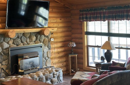 Island Park Cabin | Mountain View Escape 10 Min. to YNP+WiFi