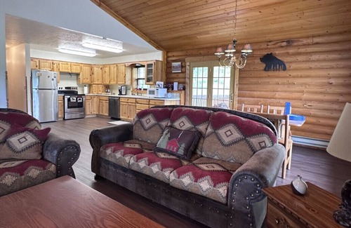 Island Park Cabin | Mountain View Escape 10 Min. to YNP+WiFi