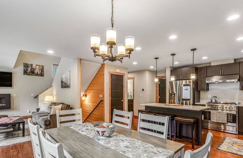 Hyak House | Mountain view home near lifts with fireplace, washer/dryer, balcony & jetted tub
