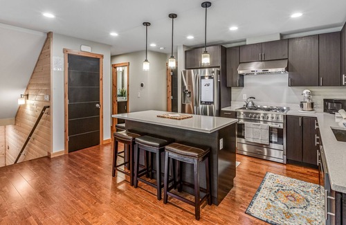 Hyak House | Mountain view home near lifts with fireplace, washer/dryer, balcony & jetted tub