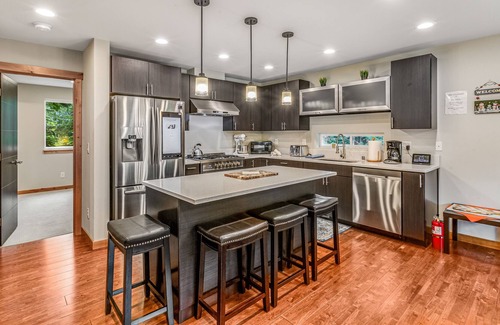 Hyak House | Mountain view home near lifts with fireplace, washer/dryer, balcony & jetted tub