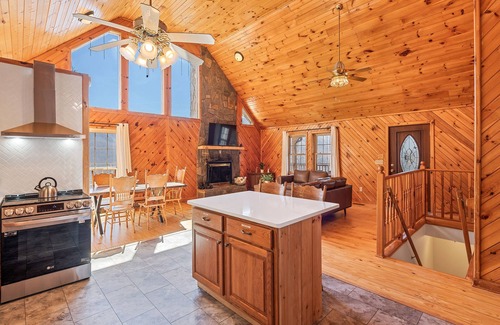 Maggie Valley Cabin | Mountain View, HotTub, Pet-Friendly, FirePlace, GameRoom, BBQ, 4min to Downtown