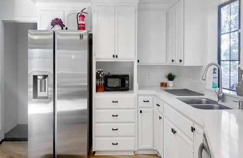 Groveland House | Mountain view house with game room, WiFi, AC, shared pool, and athletic courts