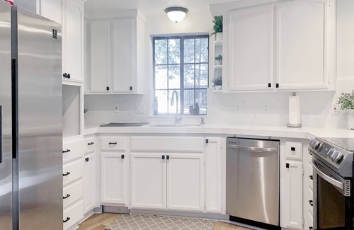 Groveland House | Mountain view house with game room, WiFi, AC, shared pool, and athletic courts