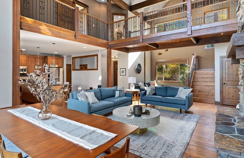 Cle Elum House | Mountain-view house with hot tub, chef's kitchen, fireplace, and home office