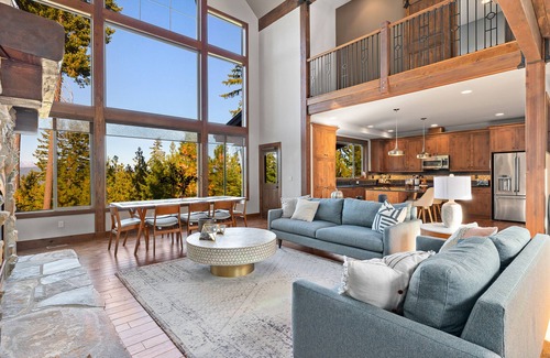 Cle Elum House | Mountain-view house with hot tub, chef's kitchen, fireplace, and home office