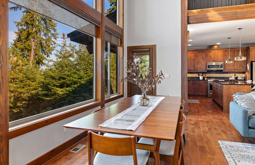 Cle Elum House | Mountain-view house with hot tub, chef's kitchen, fireplace, and home office