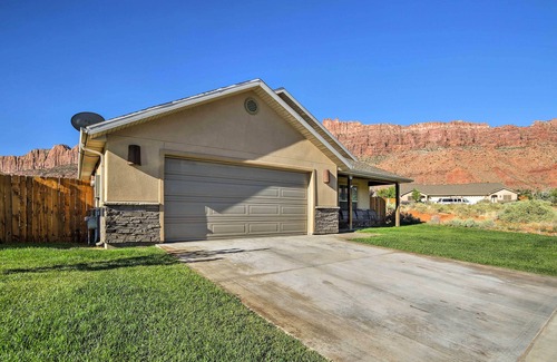 Moab South Valley Cottage | Mountain-view Moab Home w/Pool & Hot Tub Access!