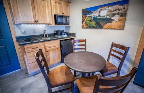 Mammoth Lakes Hotel | Mountain View Room Near Sherwin Lakes & Mammoth Ski Trails for Outdoor Fun