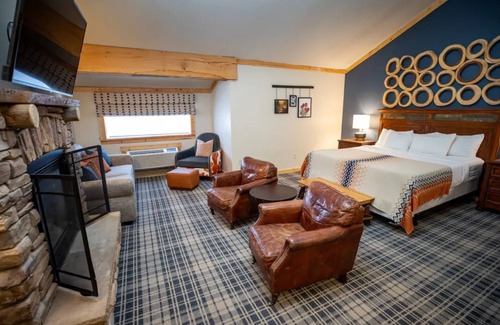 Mammoth Lakes Hotel | Mountain View Room Near Sherwin Lakes & Mammoth Ski Trails for Outdoor Fun