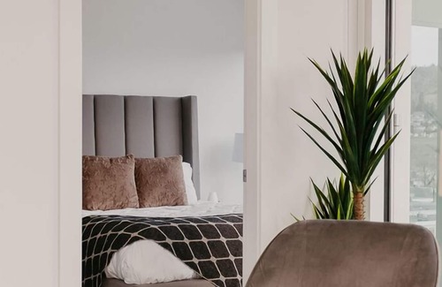Cultural District Condo | MOUNTAIN VIEW ✧ SLEEPS 4 | CLOSE TO KGH/UBCO ✧