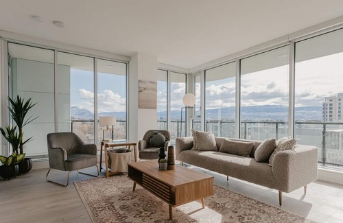 Cultural District Condo | MOUNTAIN VIEW ✧ SLEEPS 4 | CLOSE TO KGH/UBCO ✧