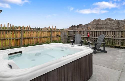 Port Angeles Apartment | Mountain-View Tiny Cabin Retreat HOT TUB-Sauna
