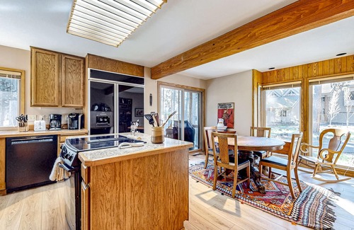 Black Butte Ranch House | Mountain-view ranch house with fireplace, W/D, central AC & bikes - dog-friendly