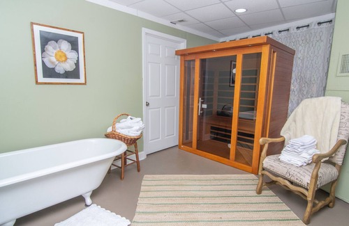 Waynesville House | Mountain Views, (3) King Beds, Large Deck, Hot Tub, Sauna, Game room