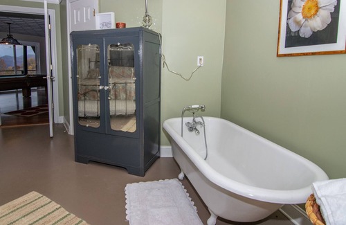 Waynesville House | Mountain Views, (3) King Beds, Large Deck, Hot Tub, Sauna, Game room