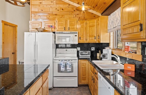 Creede House | Mountain Views/ATVs Welcome/Large Deck/Creek
