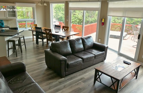 The Blue Mountains Cottage | Mountain Views, Steps to BM Village, Hot Tub, BBQ.