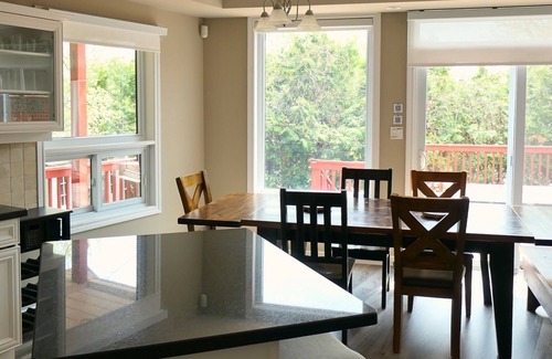The Blue Mountains Cottage | Mountain Views, Steps to BM Village, Hot Tub, BBQ.