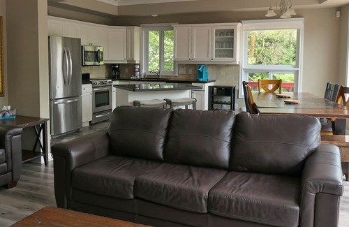 The Blue Mountains Cottage | Mountain Views, Steps to BM Village, Hot Tub, BBQ.